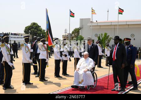 Juba, Südsudan. 05. Februar 2023. Südsudan, Juba, 2023/2/5.Papst Franziskus begrüßt Präsident Salva Kiir während der Abschiedszeremonie vom Juba International Airport in Juba, Südsudan. Foto der Vatikanischen Medien/katholische Presse Foto NUR ZUR REDAKTIONELLEN VERWENDUNG - KEIN MARKETING - KEINE WERBEKAMPAGNEN Kredit: Unabhängige Fotoagentur/Alamy Live News Stockfoto