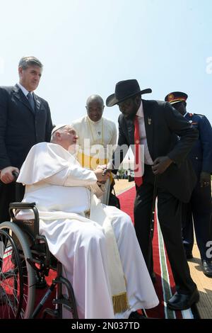 Juba, Südsudan. 05. Februar 2023. Südsudan, Juba, 2023/2/5.Papst Franziskus begrüßt Präsident Salva Kiir während der Abschiedszeremonie vom Juba International Airport in Juba, Südsudan. Foto der Vatikanischen Medien/katholische Presse Foto NUR ZUR REDAKTIONELLEN VERWENDUNG - KEIN MARKETING - KEINE WERBEKAMPAGNEN Kredit: Unabhängige Fotoagentur/Alamy Live News Stockfoto