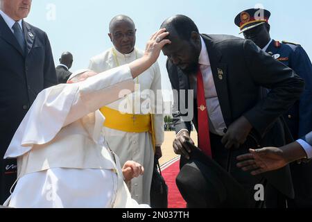 Juba, Südsudan. 05. Februar 2023. Südsudan, Juba, 2023/2/5.Papst Franziskus begrüßt Präsident Salva Kiir während der Abschiedszeremonie vom Juba International Airport in Juba, Südsudan. Foto der Vatikanischen Medien/katholische Presse Foto NUR ZUR REDAKTIONELLEN VERWENDUNG - KEIN MARKETING - KEINE WERBEKAMPAGNEN Kredit: Unabhängige Fotoagentur/Alamy Live News Stockfoto