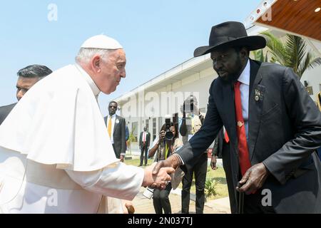 Juba, Südsudan. 05. Februar 2023. Südsudan, Juba, 2023/2/5.Papst Franziskus begrüßt Präsident Salva Kiir während der Abschiedszeremonie vom Juba International Airport in Juba, Südsudan. Foto der Vatikanischen Medien/katholische Presse Foto NUR ZUR REDAKTIONELLEN VERWENDUNG - KEIN MARKETING - KEINE WERBEKAMPAGNEN Kredit: Unabhängige Fotoagentur/Alamy Live News Stockfoto