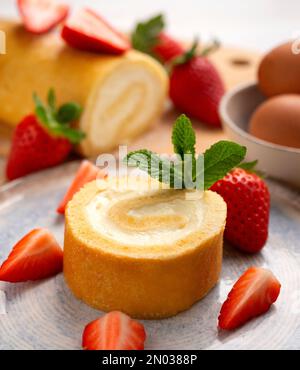 Schweizer Brötchen gefüllt mit Sahne und Erdbeeren. Stockfoto