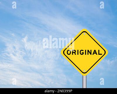 Gelbes Transportschild mit Wort „Original“ auf blauem Himmelshintergrund Stockfoto