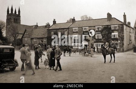 Britische Pubs Inns & Taverns - Ein ca. 1940 altes Foto der Jagd vor dem Black Swan in Helmsley, Yorkshire. Stockfoto