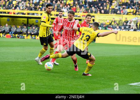 Lucas HOELER (mi., Holer, FR) gegen Raphael GUERREIRO (DO) und Emre CAN (DO), Action, Kampf um den Ball, Fußball 1. Bundesliga, 19. Spieltag, Borussia Dortmund (DO) - FC Freiburg (FR) 5: 1, am 4. Februar 2023 in Dortmund/Deutschland. Stockfoto