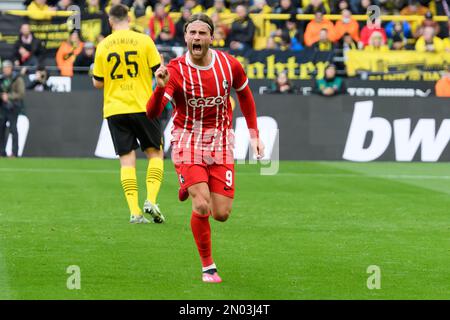 Torschütze Lucas HOELER (Holer, FR) feiert sein Ziel auf 1:1 für SC Freiburg, Fußball 1. Bundesliga, 19. Spieltag, Borussia Dortmund (DO) - FC Freiburg (FR), am 4. Februar 2023 in Dortmund/Deutschland . Stockfoto