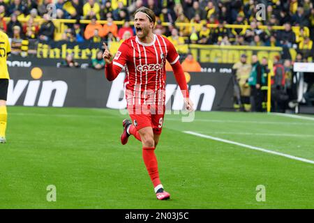 Torschütze Lucas HOELER (Holer, FR) feiert sein Ziel auf 1:1 für SC Freiburg, Fußball 1. Bundesliga, 19. Spieltag, Borussia Dortmund (DO) - FC Freiburg (FR), am 4. Februar 2023 in Dortmund/Deutschland . Stockfoto