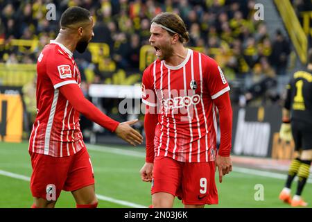 Daniel-Kofi KYEREH (links, FR) und Torschütze Lucas HOELER (Holer, FR) jubeln am 1:1 4. Februar 2023 für SC Freiburg, Fußball 1. Bundesliga, 19. Spieltag, Borussia Dortmund (DO) - FC Freiburg (FR) in Dortmund/Deutschland. Stockfoto