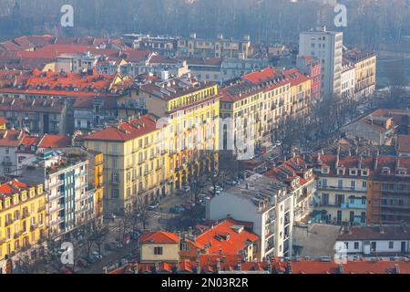 Blick auf die Stadthäuser von oben. Wohnviertel in Turin, Italien Stockfoto