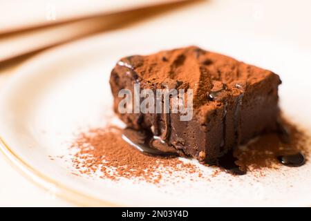 Ein Brownie ist ein kleiner Schokoladenkuchen, typisch für die Gastronomie der Vereinigten Staaten. Er ist nach seiner dunkelbraunen Farbe benannt, oder in Englisch braun. Stockfoto