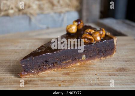 Ein Brownie ist ein kleiner Schokoladenkuchen, typisch für die Gastronomie der Vereinigten Staaten. Er ist nach seiner dunkelbraunen Farbe benannt, oder in Englisch braun. Stockfoto