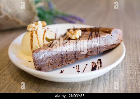 Ein Brownie ist ein kleiner Schokoladenkuchen, typisch für die Gastronomie der Vereinigten Staaten. Er ist nach seiner dunkelbraunen Farbe benannt, oder in Englisch braun. Stockfoto