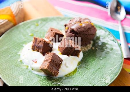 Ein Brownie ist ein kleiner Schokoladenkuchen, typisch für die Gastronomie der Vereinigten Staaten. Er ist nach seiner dunkelbraunen Farbe benannt, oder in Englisch braun. Stockfoto