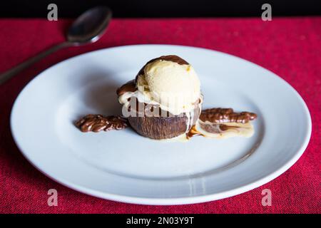 Ein Brownie ist ein kleiner Schokoladenkuchen, typisch für die Gastronomie der Vereinigten Staaten. Er ist nach seiner dunkelbraunen Farbe benannt, oder in Englisch braun. Stockfoto