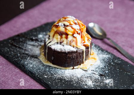 Ein Brownie ist ein kleiner Schokoladenkuchen, typisch für die Gastronomie der Vereinigten Staaten. Er ist nach seiner dunkelbraunen Farbe benannt, oder in Englisch braun. Stockfoto