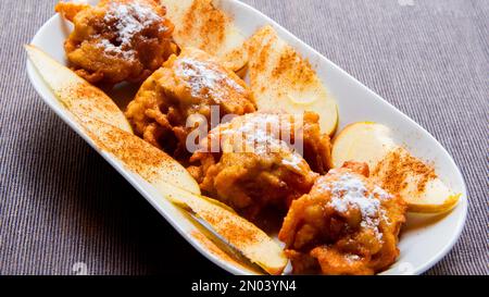 Mit Mehl und Apfel zubereitete Pommes frites. Traditionelles spanisches Rezept Stockfoto