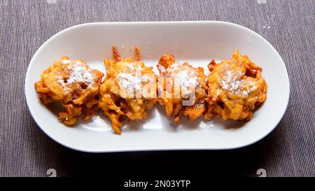 Mit Mehl und Apfel zubereitete Pommes frites. Traditionelles spanisches Rezept Stockfoto