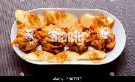 Mit Mehl und Apfel zubereitete Pommes frites. Traditionelles spanisches Rezept Stockfoto