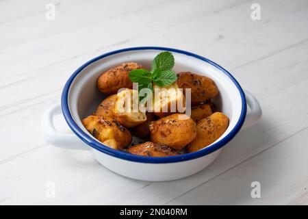 Mit Mehl und Banane zubereitete Pommes frites. Traditionelles spanisches Rezept Stockfoto