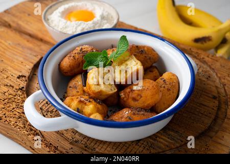 Mit Mehl und Banane zubereitete Pommes frites. Traditionelles spanisches Rezept Stockfoto