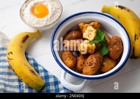 Mit Mehl und Banane zubereitete Pommes frites. Traditionelles spanisches Rezept Stockfoto