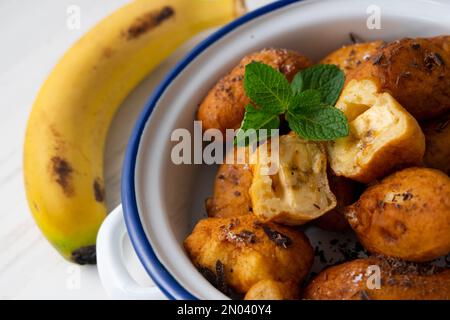 Mit Mehl und Banane zubereitete Pommes frites. Traditionelles spanisches Rezept Stockfoto