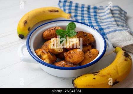 Mit Mehl und Banane zubereitete Pommes frites. Traditionelles spanisches Rezept Stockfoto