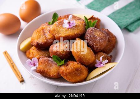 Mit Mehl und Apfel zubereitete Pommes frites. Traditionelles spanisches Rezept Stockfoto