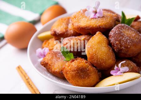 Mit Mehl und Apfel zubereitete Pommes frites. Traditionelles spanisches Rezept Stockfoto