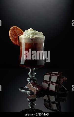 Schokoladencocktail mit Schlagsahne, garniert mit einer getrockneten Orangenscheibe. Stockfoto