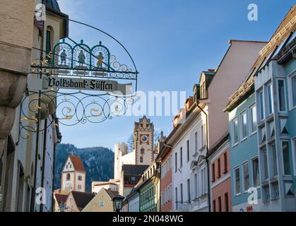 Füssen, Deutschland - Januar 14. 2023: Historische Wohngebäude und das Schloss in der Altstadt Stockfoto