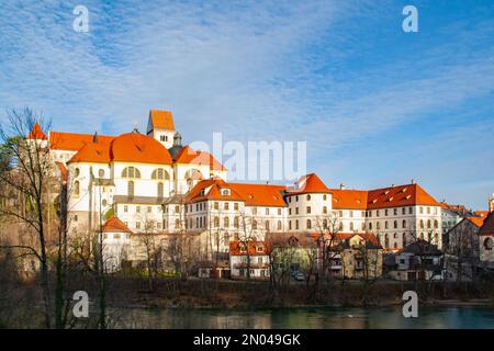 Füssen, Deutschland - Januar 14. 2023: Berühmte Aussicht über den Fluss Lech in Richtung der historischen Zitadelle Stockfoto