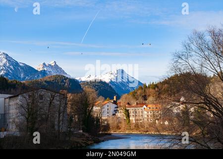 Füssen, Deutschland - Januar 14. 2023: Blick über den Fluss Lech in Richtung Bergkamm Stockfoto