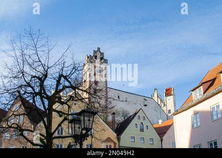 Füssen, Deutschland - Januar 14. 2023: Historische Wohngebäude und das Schloss in der Altstadt Stockfoto