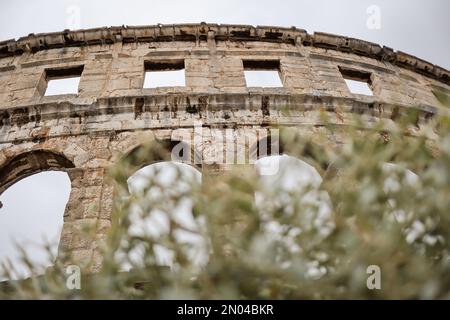 Pula Arena mit wolkigem Himmel. Europäisches Amphitheater im kroatischen Istrien. Blick unter das Denkmal in Kroatien. Stockfoto
