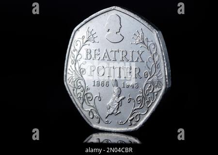 Eine 50p, herausgegeben von der Königlichen Münzprägeanstalt 2016 anlässlich des 150. Geburtstages von Helen Beatrix Potter Stockfoto