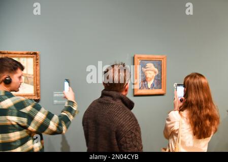 Amsterdam, Niederlande. Januar 2023. Besucher bewundern und fotografieren ein Selbstporträt von Vincent van Gogh. Hochwertiges Foto Stockfoto