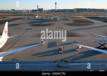 Tokio, Japan - 5. Januar 2023: Flugzeuge von Japan Airlines warten auf Abflug am Haneda Airport in Tokio, Japan. Stockfoto