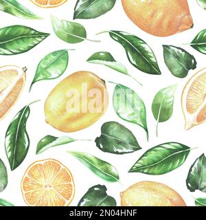 Nahtloses Muster mit Zitronen und Blättern. Ganze Früchte und geschnitten. Aquarelldarstellung. Isoliert auf weißem Hintergrund. Für Design Küchenzubehör, Stockfoto