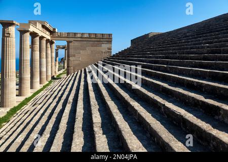 Alte Akropolis von Lindos, auf Rhodos Insel, Griechenland. Es ist eine der populärsten touristischen Attraktionen in Griechenland. Stockfoto