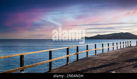 Blick auf das Meer bei Sonnenuntergang von der Küste auf der Insel Ibiza in Spanien. Stockfoto