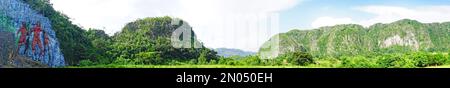 Natürliche Landschaft und Wandgemälde im Tal von Viñales in der Republik Kuba, Kuba Stockfoto