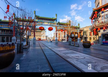 Hängt rote Laternen Peking qianmen Straßenbogen qianmen Embrasilierter Wachturm Stockfoto