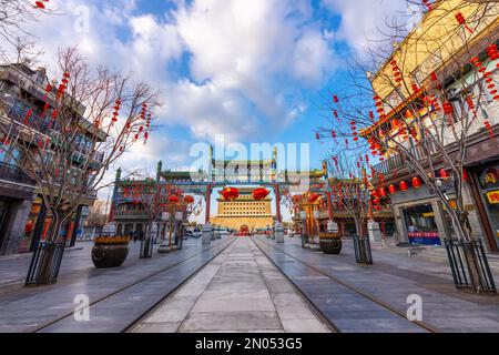 Hängt rote Laternen Peking qianmen Straßenbogen qianmen Embrasilierter Wachturm Stockfoto