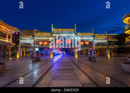 Hängt rote Laternen Peking qianmen Straße Gedenkbogen bei Nacht Stockfoto