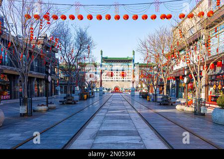 Hängt rote Laternen Peking qianmen Straßenbogen qianmen Embrasilierter Wachturm Stockfoto