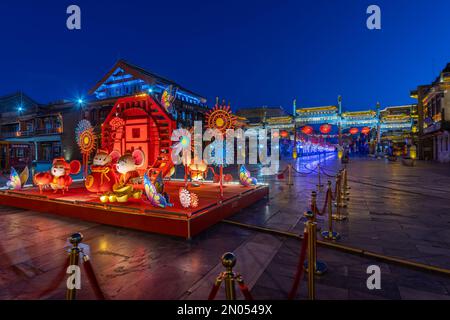 Hängt rote Laternen Peking qianmen-Straßenbogen Weihnachtsdekorationen bei Nacht Stockfoto