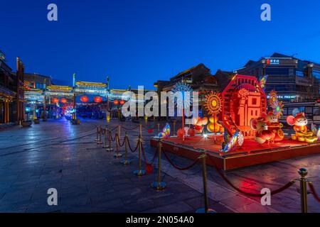 Hängt rote Laternen Peking qianmen-Straßenbogen Weihnachtsdekorationen bei Nacht Stockfoto