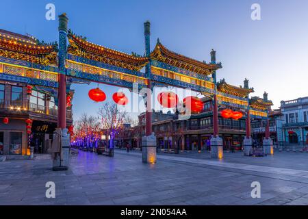 Hängt rote Laternen Peking qianmen Straße Gedenkbogen bei Nacht Stockfoto