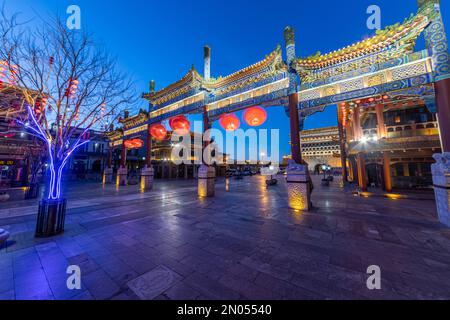 Hängt rote Laternen Peking qianmen Straße Gedenkbogen bei Nacht Stockfoto