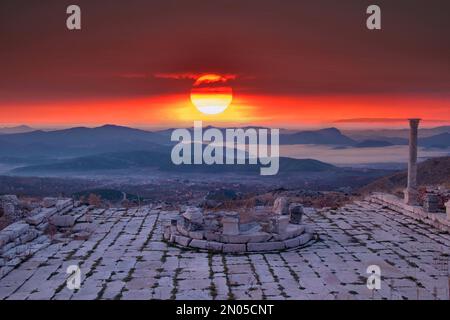 Die antike Stätte Sagalassos, eingebettet in das Taurusgebirge, gehört zu den am besten erhaltenen antiken Städten des Landes. Stockfoto